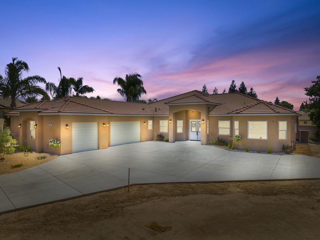 183 Oaks Court, Tulare, CA 93274