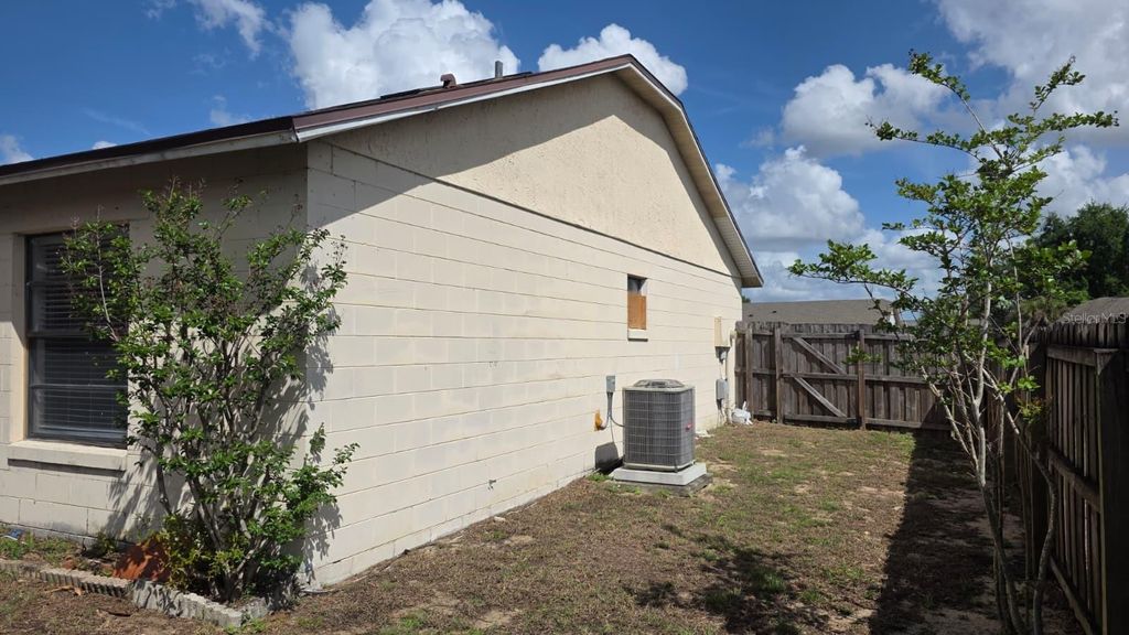 Image 14 of property listing at 126 GARDEN COVE COURT, Orlando, FL 32835