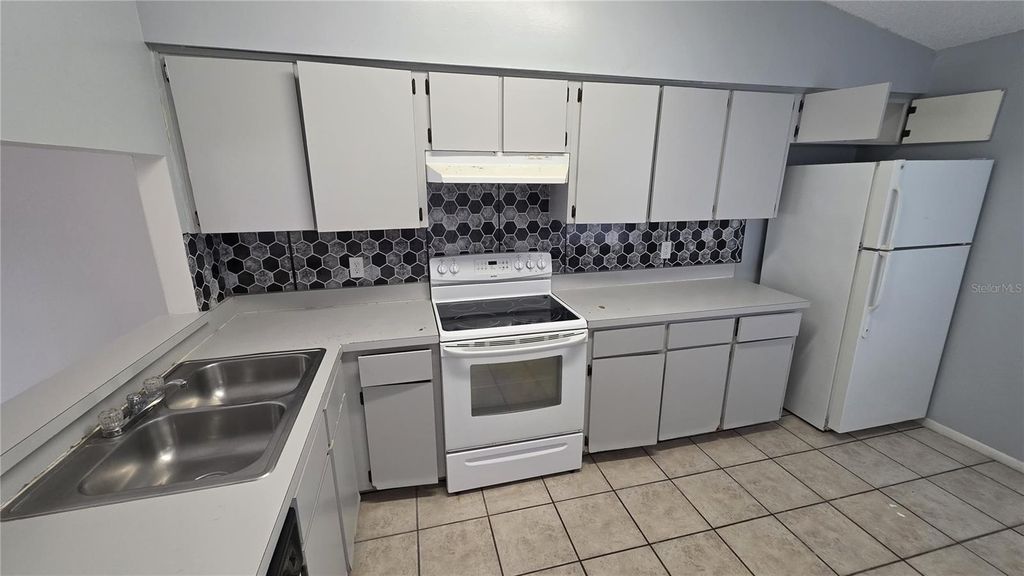 Image 7 of property listing at 126 GARDEN COVE COURT, Orlando, FL 32835