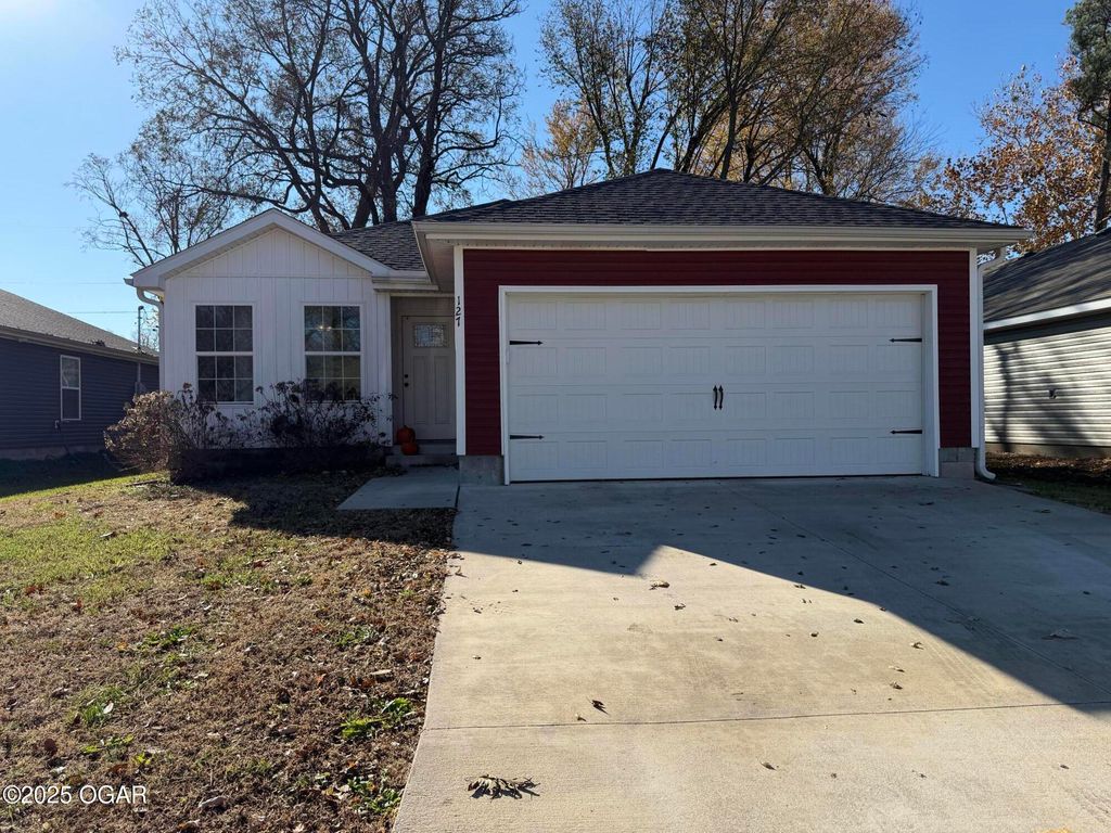 127 E Poplar, Carterville, MO 64835