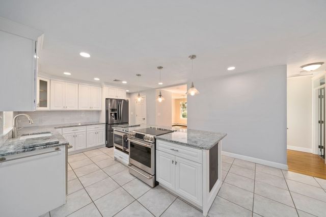 4 Bruce Rd, Holbrook, MA 02343