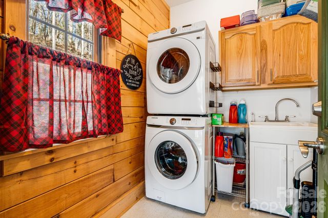 158 Raven Boulevard, Lake Lure, NC 28746