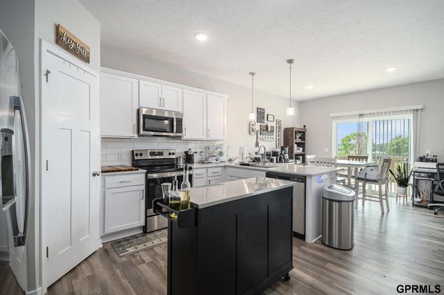 7802 N 94th Circle, Omaha, NE 68122