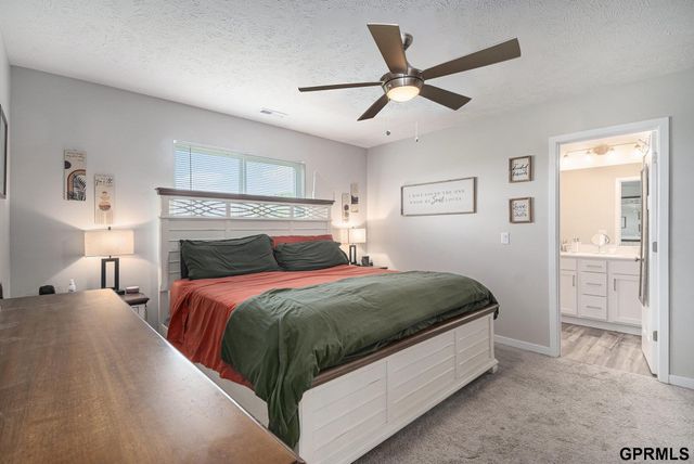 7802 N 94th Circle, Omaha, NE 68122