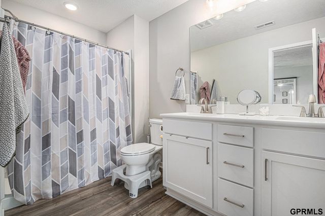 7802 N 94th Circle, Omaha, NE 68122