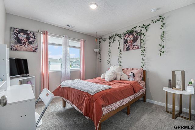 7802 N 94th Circle, Omaha, NE 68122