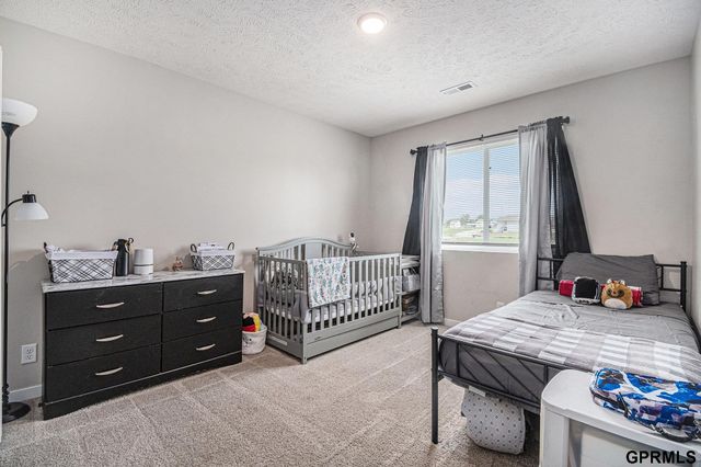 7802 N 94th Circle, Omaha, NE 68122