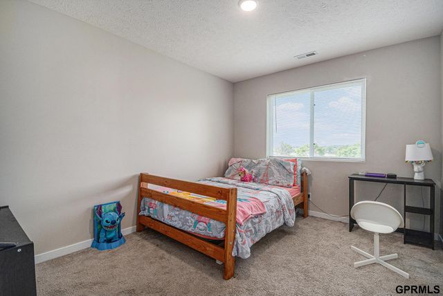 7802 N 94th Circle, Omaha, NE 68122