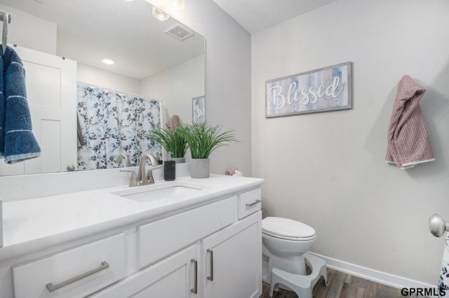 7802 N 94th Circle, Omaha, NE 68122