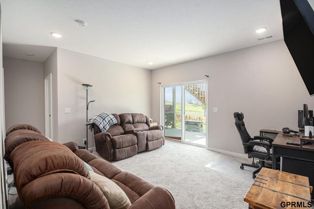 7802 N 94th Circle, Omaha, NE 68122