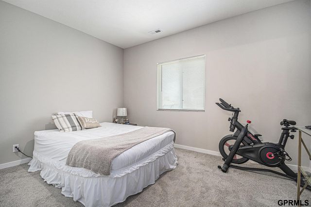 7802 N 94th Circle, Omaha, NE 68122