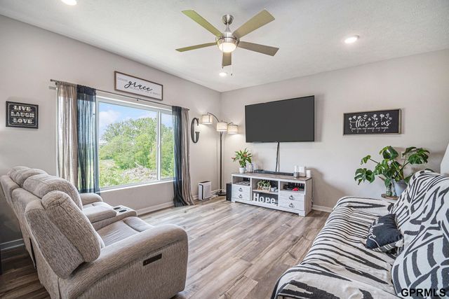 7802 N 94th Circle, Omaha, NE 68122