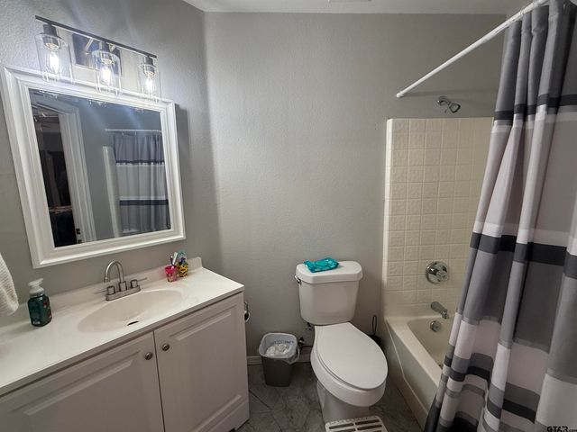 208 Sunny Ln, Mt Pleasant, TX 75455