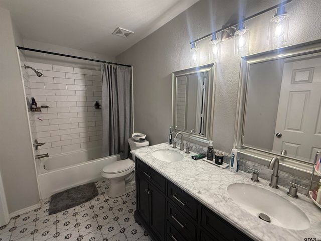 208 Sunny Ln, Mt Pleasant, TX 75455