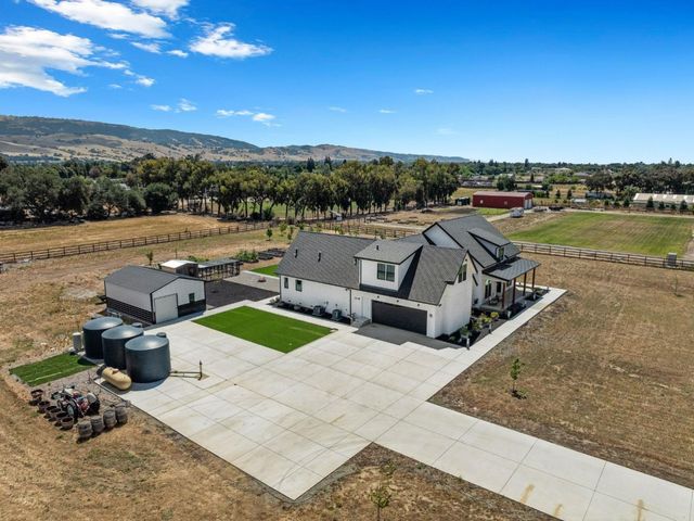 15400 Seymour Avenue, San Martin, CA 95046