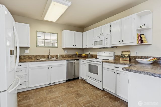 1067 Swanson Way NE, Poulsbo, WA 98370
