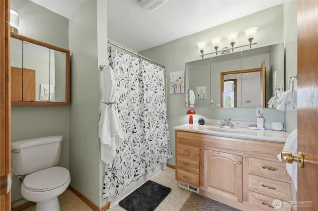 1067 Swanson Way NE, Poulsbo, WA 98370