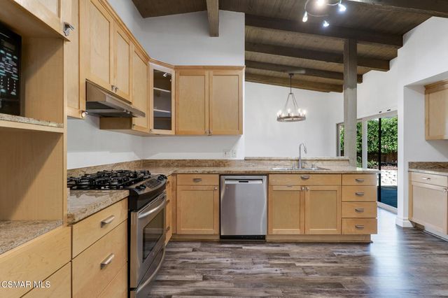 898 Woodlawn Drive, Thousand Oaks, CA 91360