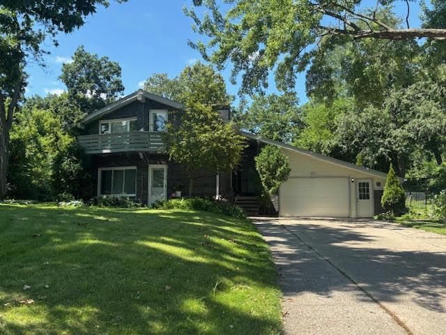 W242N6211 Oak DRIVE, Sussex, WI 53089