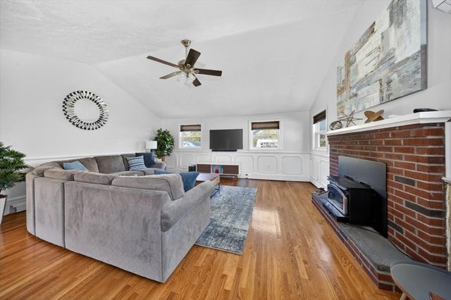 72 Ledgebrook Rd, Weymouth, MA 02190