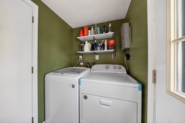 72 Ledgebrook Rd, Weymouth, MA 02190