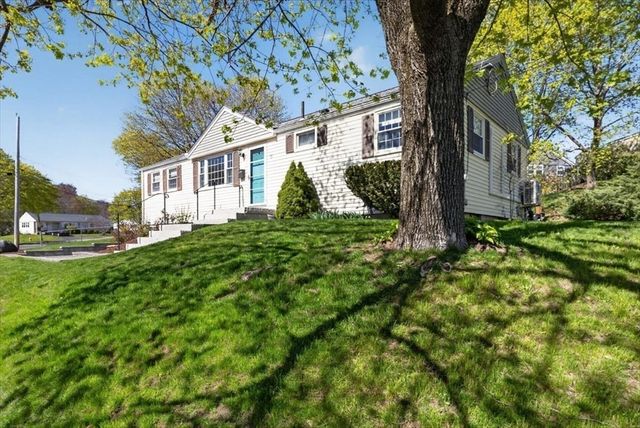 72 Ledgebrook Rd, Weymouth, MA 02190