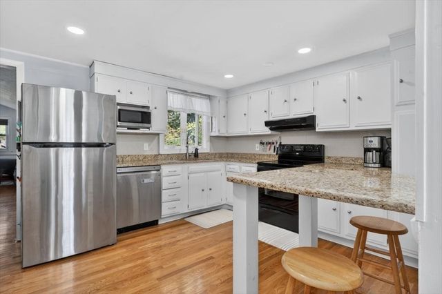 72 Ledgebrook Rd, Weymouth, MA 02190