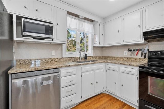 72 Ledgebrook Rd, Weymouth, MA 02190
