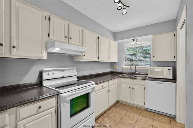 2822 Oakside Drive, Bryan, TX 77802