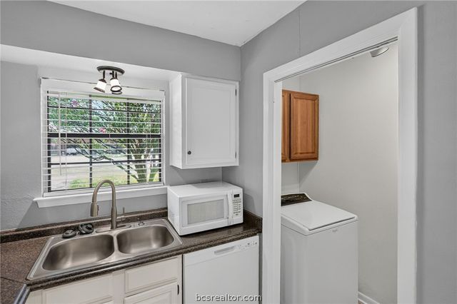 2822 Oakside Drive, Bryan, TX 77802