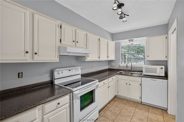 2822 Oakside Drive, Bryan, TX 77802