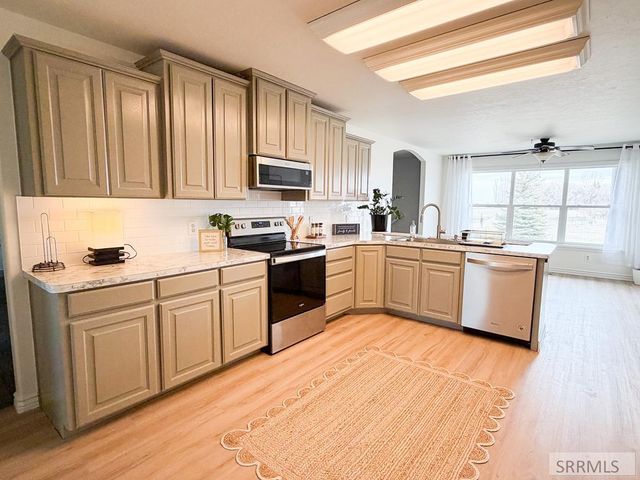 634 N 3200 E, Menan, ID 83434