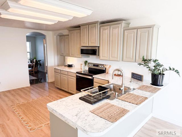 634 N 3200 E, Menan, ID 83434