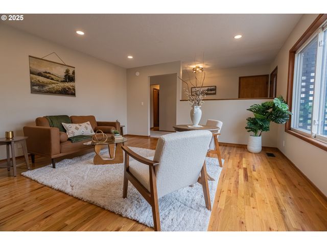 1185 Ne QUEENS Ln, Hillsboro, OR 97124