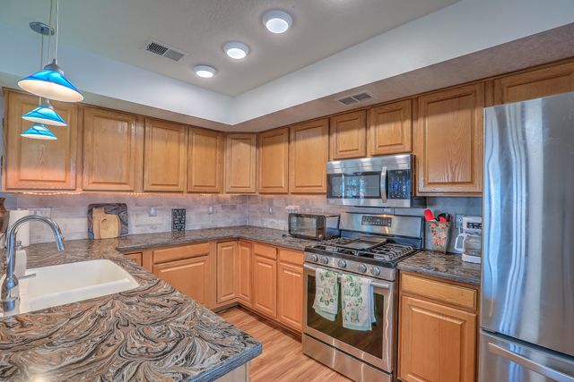 6841 Augusta Hills Drive NE, Rio Rancho, NM 87144