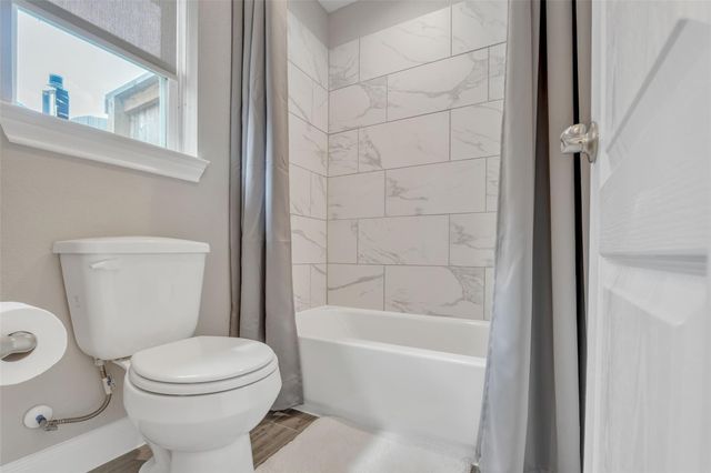 1541 N Blue Bonnet Lane, Angleton, TX 77515