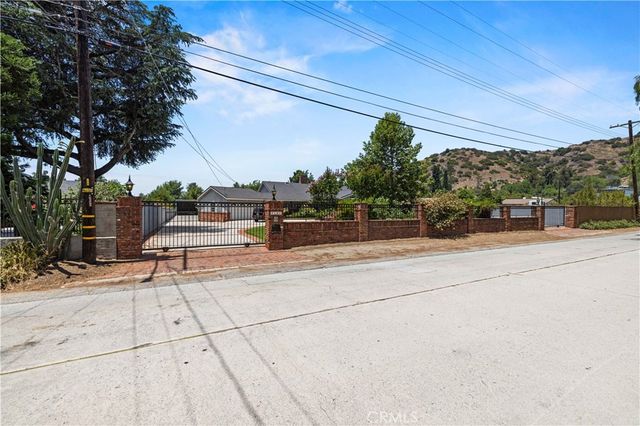 9141 Wheatland Ave, Sun Valley, CA 91352