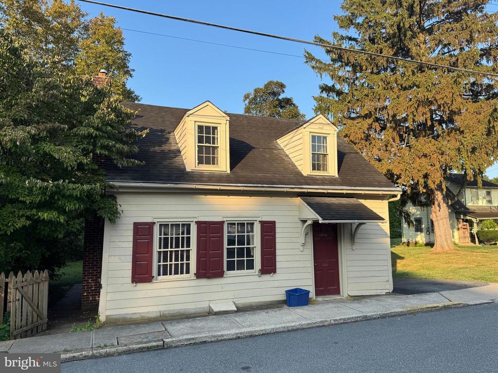 162 N CHARLOTTE ST, Manheim, PA 17545