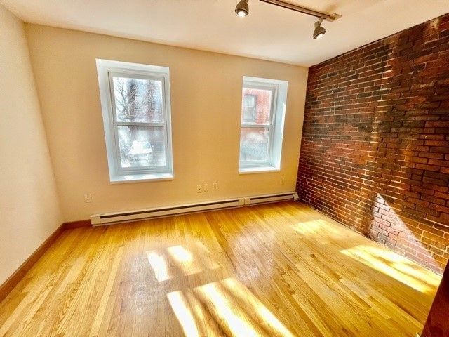 5 Thacher Court 1, Boston, MA 02113