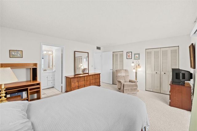 98 Spring Lake Drive 105, Vero Beach, FL 32962