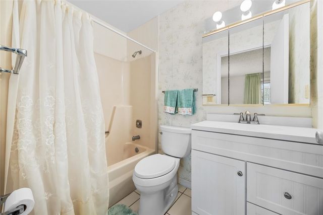 98 Spring Lake Drive 105, Vero Beach, FL 32962