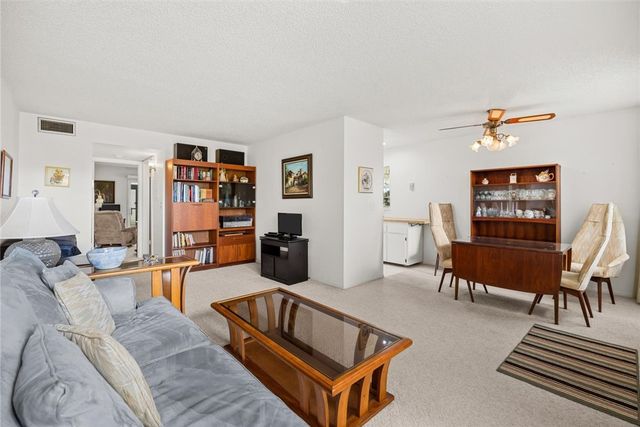 98 Spring Lake Drive 105, Vero Beach, FL 32962