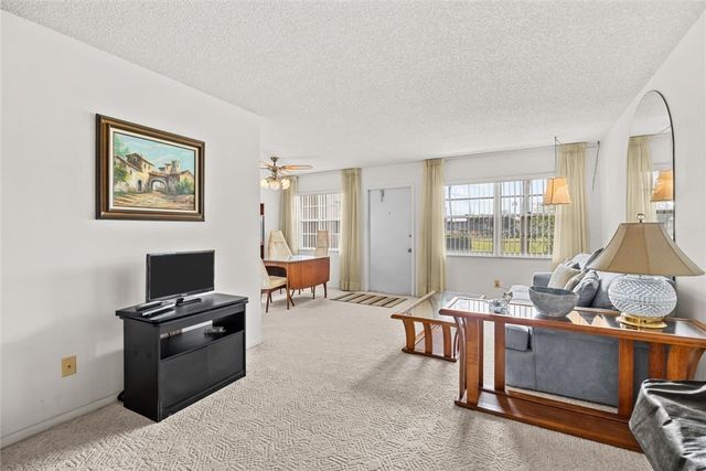 98 Spring Lake Drive 105, Vero Beach, FL 32962