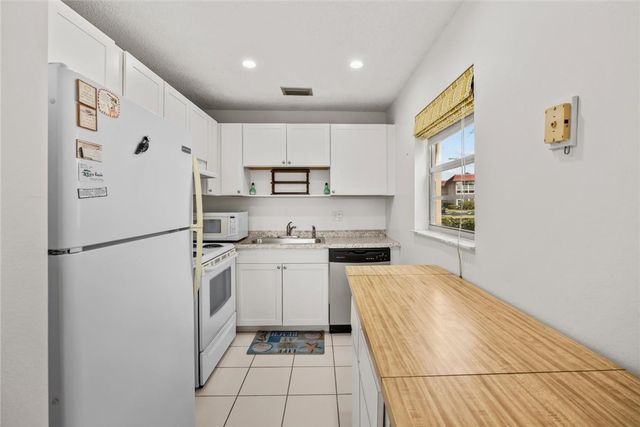 98 Spring Lake Drive 105, Vero Beach, FL 32962