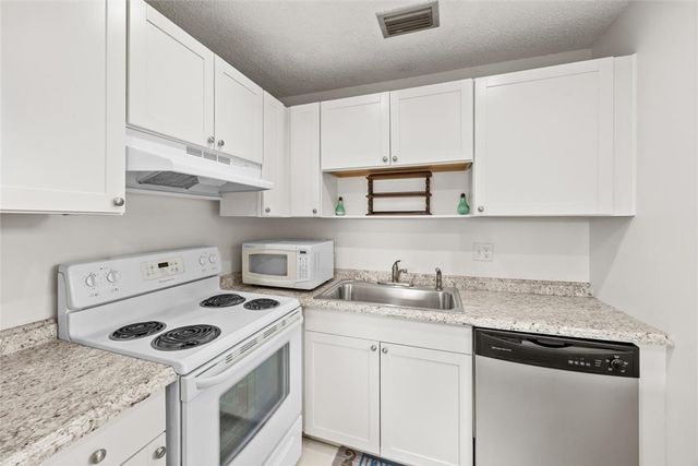 98 Spring Lake Drive 105, Vero Beach, FL 32962