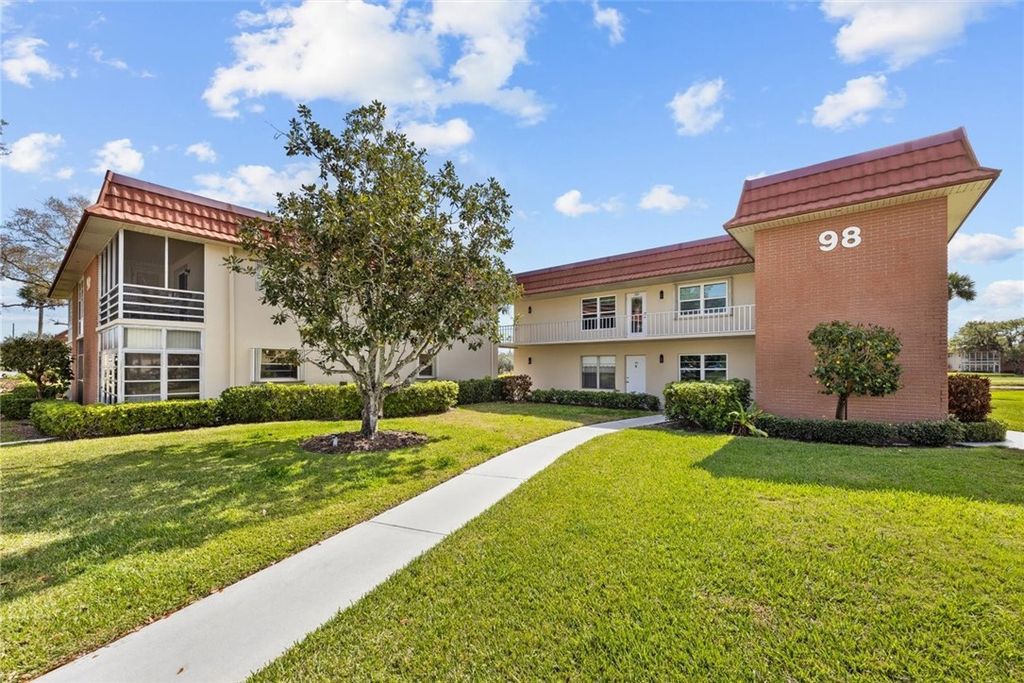 98 Spring Lake Drive 105, Vero Beach, FL 32962