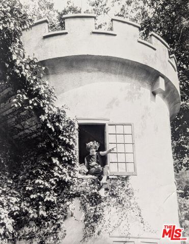 8337 Lookout Mountain Avenue, Los Angeles, CA 90046