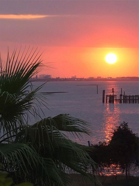 500 Tiki Drive 107, Tiki Island, TX 77554