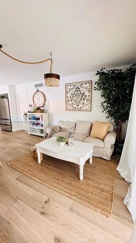 223 Lakeview Drive 204, Weston, FL 33326