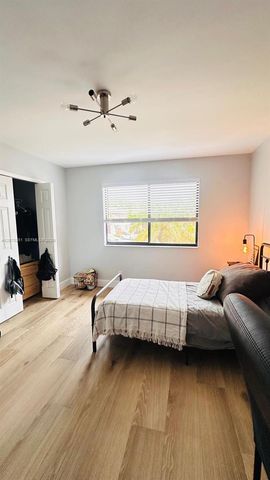 223 Lakeview Drive 204, Weston, FL 33326